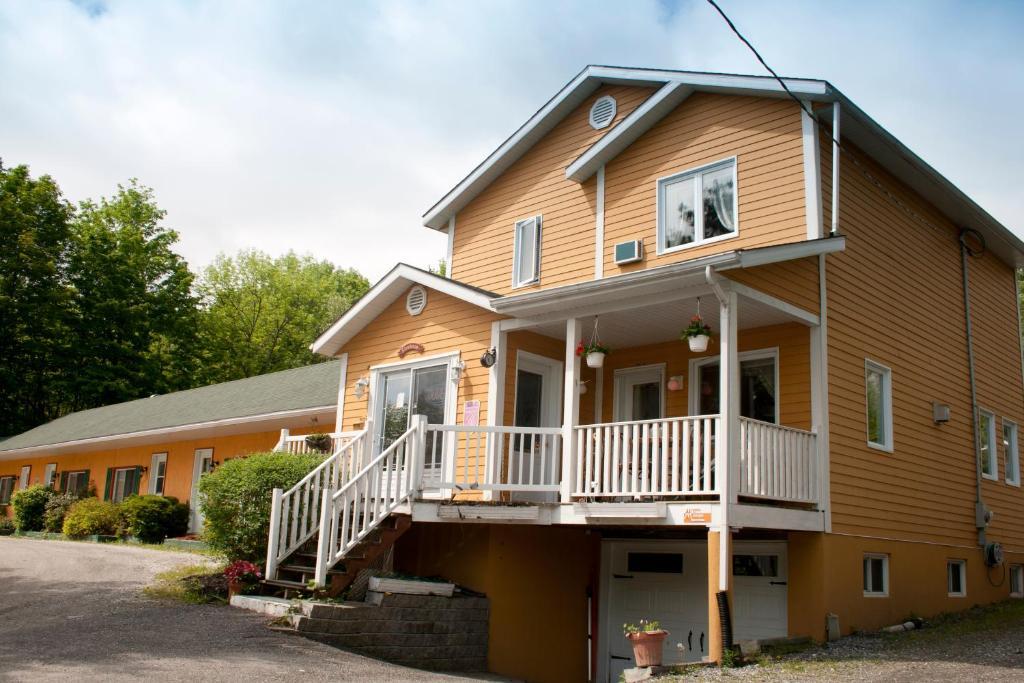 Motel de la montagne Orford Extérieur photo